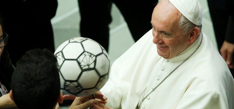 Papa Francisco: "Que la belleza del fútbol no termine en negocios financieros"