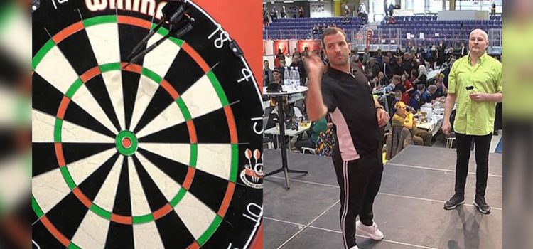 Van der Vaart deja el fútbol para jugar dardos