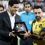 Xavi se retira del fútbol homenajeado en Irán
