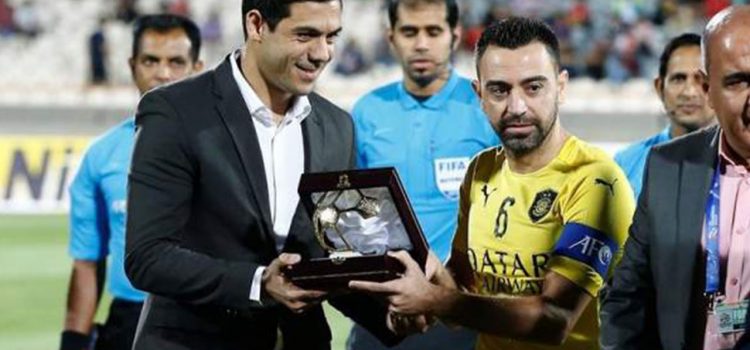 Xavi se retira del fútbol homenajeado en Irán