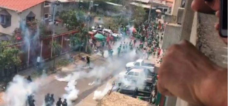 Enfrentamiento entre aficionados del Marathón y Policía