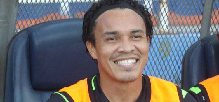 "Rambo" de León "vacila" a los aficionados del Barcelona tras la eliminación en Champions (VÍDEO)