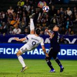 Zlatan Ibrahimovic se luce con golazo de chilena (VÍDEO)