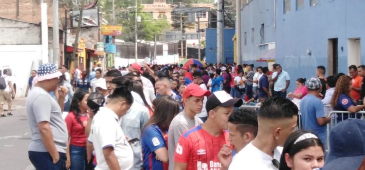 Aficionados de Olimpia y Motagua empiezan a llenar el Estadio Nacional