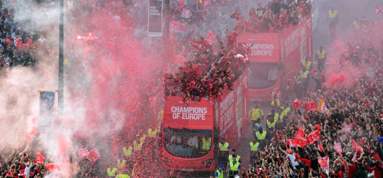 El Liverpool desata una marea roja al llegar con la "Orejona"