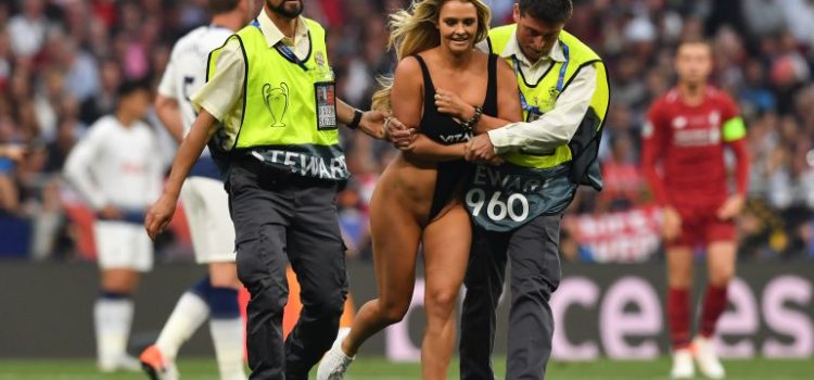 Rubia en bikini se metió en la cancha de la final de Champions League (VÍDEO)