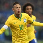Con su futuro en suspenso, Neymar es convocado por Brasil