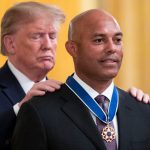 El panameño Mariano Rivera recibe la medalla de la Libertad por parte de Donald Trump