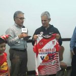 Reinaldo Rueda recibe una camiseta del Vida de La Ceiba (VÍDEO)