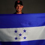 Mauricio Dubón posa orgulloso con la bandera de Honduras y logra su tercer jonrón en Grandes Ligas
