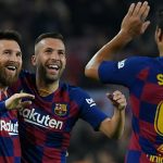 Doblete de Messi y goleada del Barcelona para recuperar liderato en España