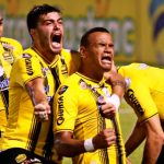 Real España derrota al Olimpia en partido lleno de expulsiones