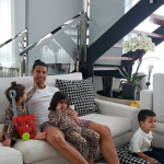 Cristiano Ronaldo: «Quédate en casa y ayudemos a los sanitarios»