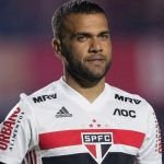 Dani Alves critica la gestión de Bolsonaro: «Debería pensar en el bienestar del pueblo»