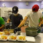 Los argentinos Bruno Volpi y Esteban Espíndola del Marathón reparten comida en crisis de COVID-19 (FOTOS Y VÍDEO)