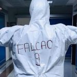 Médico turco porta el «9» de Falcao en su traje de seguridad tras donación del futbolista al hospital