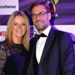 La esposa de Jürgen Klopp distribuye cupones de dinero entre empleados de un supermercado
