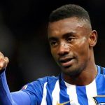 Hertha de Berlín despide a su goleador Salomon Kalou por darle la mano a sus compañeros