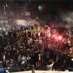 ¿Y las precauciones sanitarias: Aficionados del Nápoles celebran la Copa con paseos en moto y fiesta en las plazas