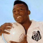 Pelé jugó 30 partidos antes de firmar un contrato con Santos