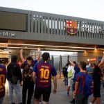 Aficionados del Barcelona irrumpen en el Camp Nou en protesta por la marcha de Messi