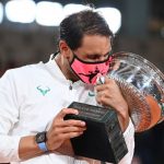Rafael Nadal arrolla a Djokovic e iguala a Federer con 20 Grand Slam