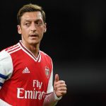 Mesut Özil queda fuera de la lista del Arsenal para la Liga Europa