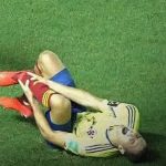Colombiano Santiago Arias sufre grave lesión en juego ante Venezuela (VIDEO)