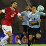 Uruguay derrota a Chile con gol en el último minuto