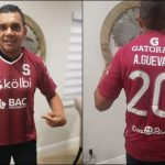 Amado Guevara luce camiseta que le regaló el Saprissa