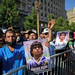 Miles de argentinos desfilan para darle el último adiós a Maradona