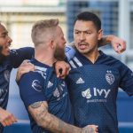 Roger Espinoza anota gol en su partido 300 con el Sporting Kansas City que avanza en los playoffs