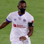 Jerry Bengtson causa furor por jugar con mascarilla