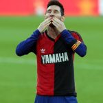 Messi amonestado y multado por quitarse camiseta en homenaje a Maradona