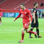Lewandowski marca doblete y da el liderato al Bayern Múnich