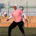 Conozca a la primer mujer en entrenar un equipo de fútbol masculino en Egipto