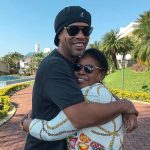Ronaldinho pide oraciones por su madre hospitalizada por covid-19