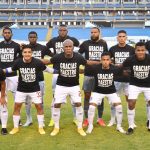 Olimpia le rinde homenaje a Chelato Uclés con una camisa con la frase: «Eterno, maestro»