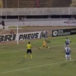 La insólita reacción de un arquero en un penal durante un partido en Brasil