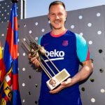 Ter Stegen recibe el premio Aldo Rovira como mejor jugador del Barcelona la temporada pasada