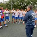 «Bolillo» Gómez visita entrenamiento de la UPNFM: «Es una causa linda, un club con puros hondureños»