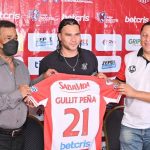 Carlos «Gullit» Peña lucirá el dorsal 21 en el Vida
