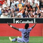 Tras apelación, reducen sanción y multa al Valencia por actos racistas contra Vinícius