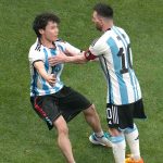 Detenido el hincha que saltó al estadio en Pekín para abrazar a Messi