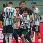 Aficionado chino que entró al campo para abrazar a Messi no podrá ingresar a los estadios por un año