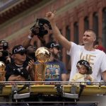 Los Nuggets celebran el título NBA a bordo de camiones de bomberos ante 500,000 personas
