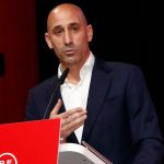 Luis Rubiales, presidente del fútbol español rechaza dimitir tras caso de beso forzado