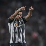 Paulinho estrena el estadio del Mineiro y hace historia con dos goles