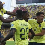 Ecuador remonta a Uruguay y se mete de lleno en la pelea