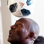 Exfutbolista cubano suma un nuevo récord de dominio del balón con la cabeza